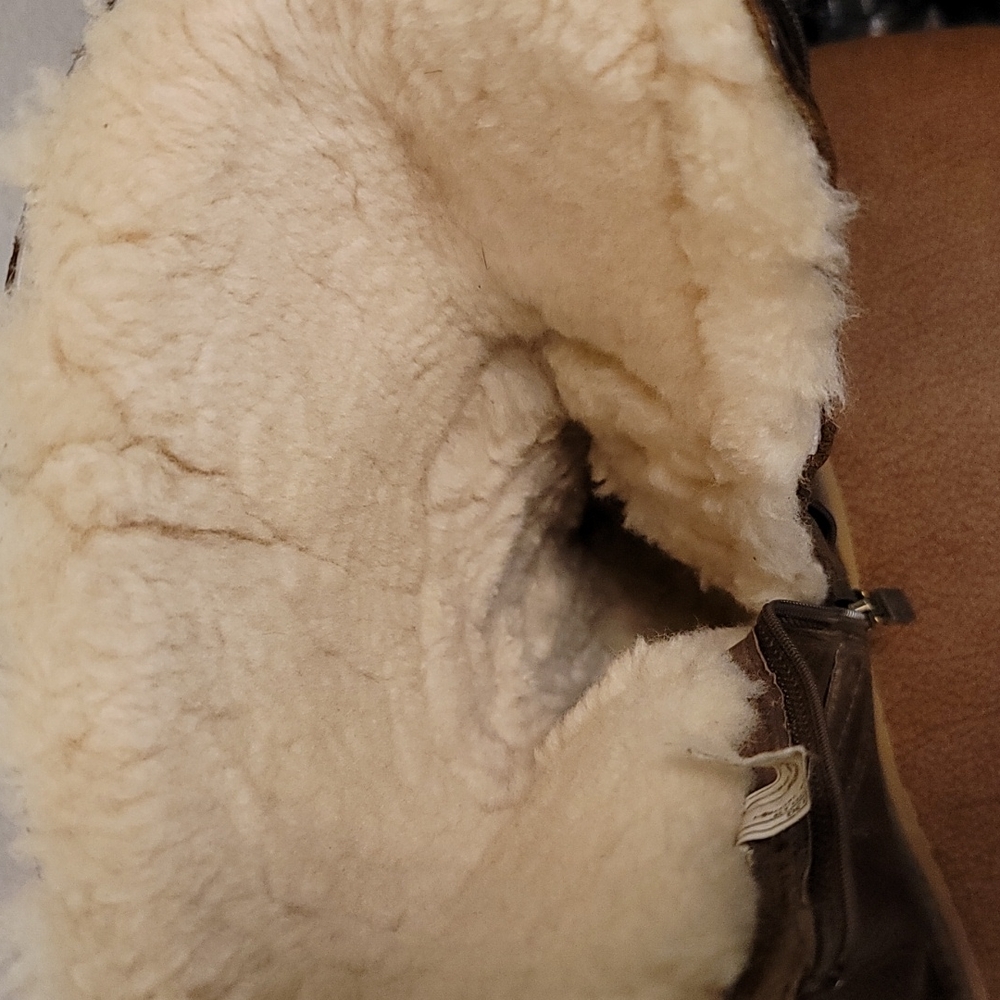 👢Authentic UGG Leather Boots - Picture 15 of 17